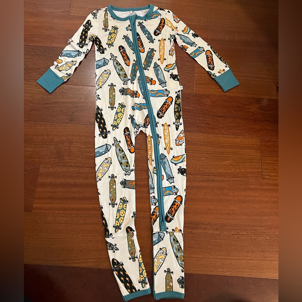 Like new posh peanut 3T skateboard pajamas